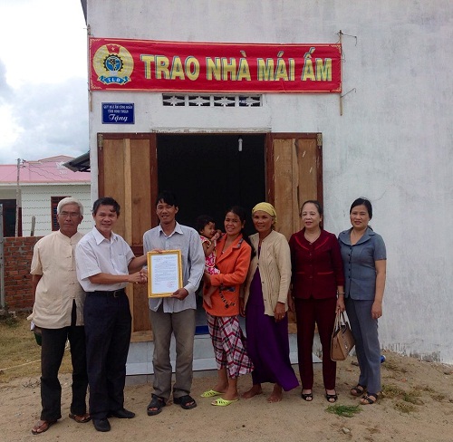 Trao-Quyet-đinh-tang-nha-MACD-cho-anh-Truong.jpg