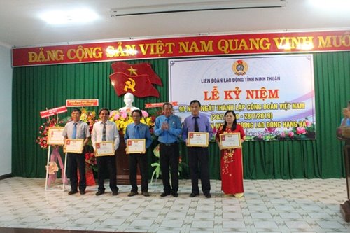 nhan-ky-niem-chuong.jpg