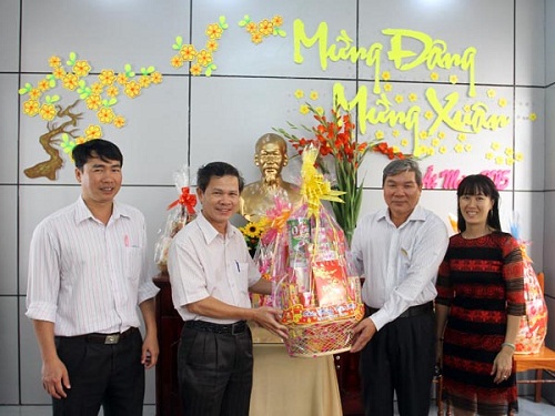 lien-doan-lao-dong-tham-tang-qua-cho-Bao-NT.jpg